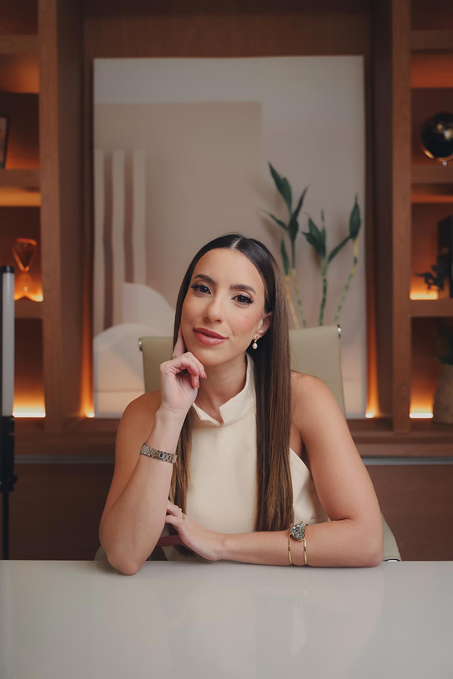 Izabela Parizio analisando um processo