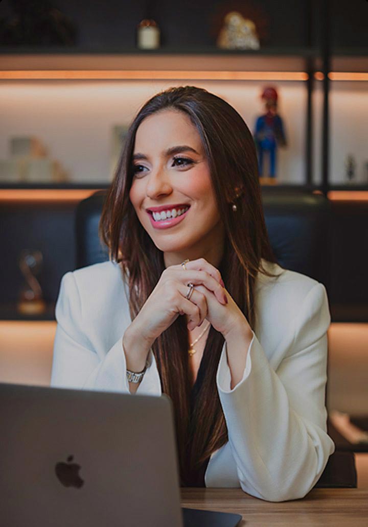 Izabela Parizio em seu escritório de advocacia