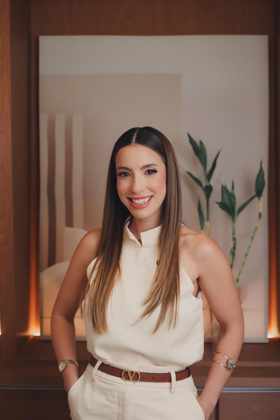 Izabela Parizio, advogada, recebendo clientes no escritório