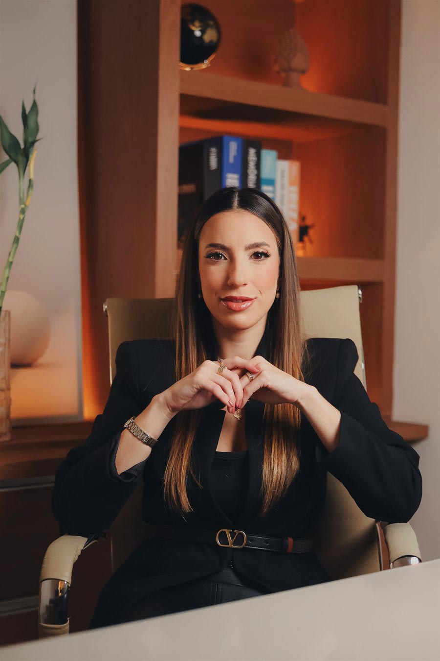 Izabela Parizio, advogada, à sua mesa de trabalho